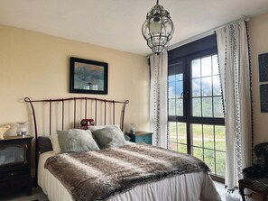 4 bedrooms, iron/ironing board, free WiFi, bed sheets