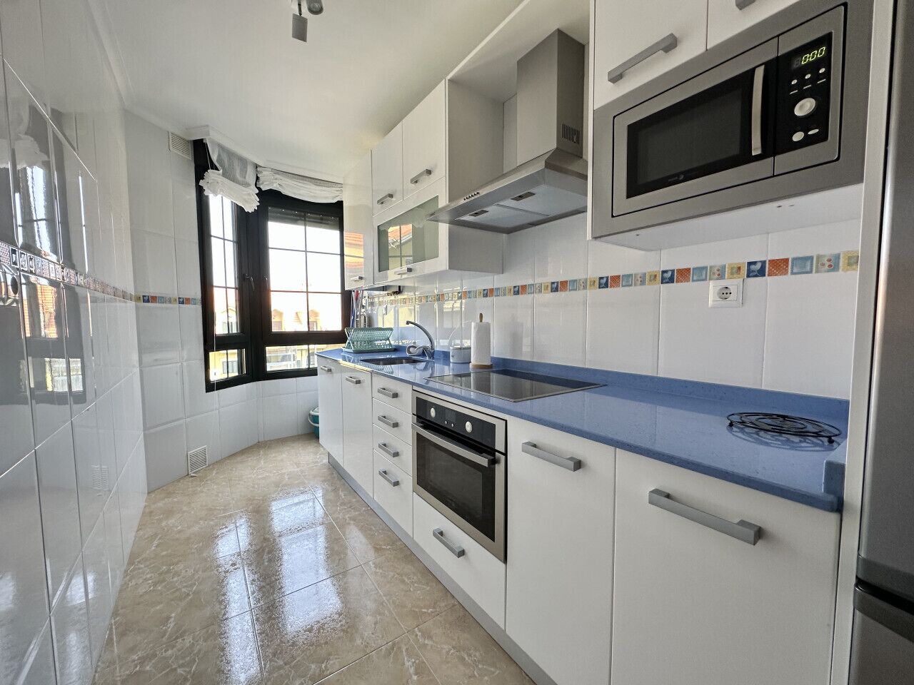 ثلاجة، ميكروويف، فرن، ماكينة لصنع القهوة/الشاي