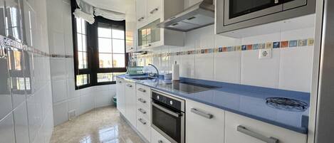 Fridge, microwave, oven, coffee/tea maker