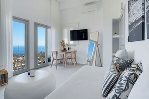 360 View Suite with Jacuzzi | 거실 공간