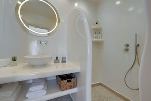 Premium Suite with Pool | Bathroom - SantoView Villas (Vourvoulos)