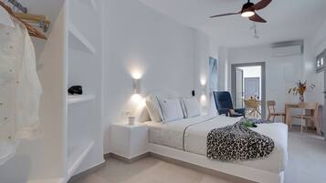 Superior Suite with Pool | Caja fuerte, decoración individual, sistema de insonorización