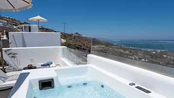 360 View Suite with Jacuzzi | Terrasse/gårdhave