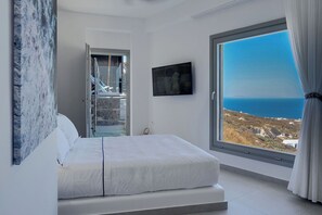 Premium Suite with Pool | Een kluis op de kamer, individueel gedecoreerd, geluiddichte muren