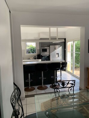 Réfrigérateur, micro-ondes, four, lave-vaisselle