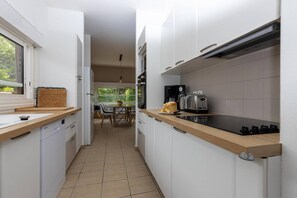 Geladeira, fogão, lava-louças, talheres/pratos/utensílios de cozinha