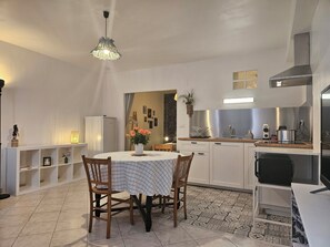 Micro-ondes, four, plaque de cuisson