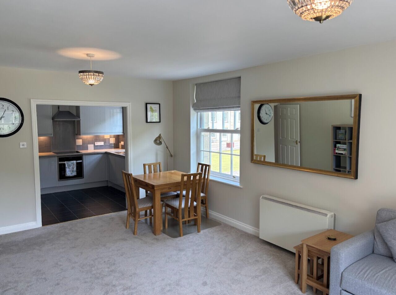 Télévision, baby-foot, table de tennis de table, livres