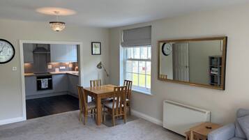 TV, fotballspill, bordtennis og bøker