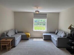 Televisio, pöytäjalkapallopöytä, pöytätennispöytä, kirjoja