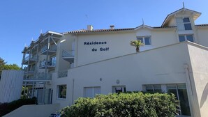 A building with a sign reading "Résidence du Golf". - Résidence du Golf 223 - Moliets (MOLIETS ET MAA)