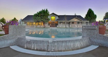 3BR Townhome With Hot Tub | Golf. Free Parking