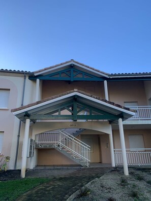 Exterior - Fade 119 (MOLIETS ET MAA)