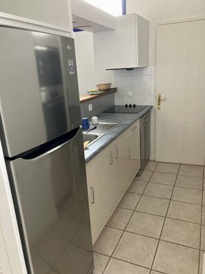 Kylskåp, mikrovågsugn, ugn och diskmaskin