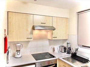 Réfrigérateur, four à micro-ondes, un four, surface de cuisson