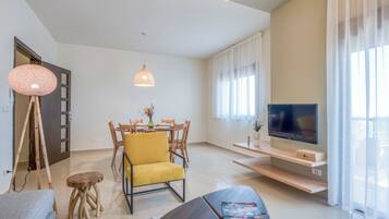 Apartment, 3 Bedrooms, Kitchen, City View | Living room