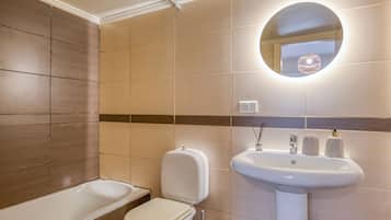 Căn hộ, 3 phòng ngủ, bếp, quang cảnh thành phố | Phòng tắm | Vòi sen/bồn tắm kết hợp, đồ dùng nhà tắm miễn phí, máy sấy tóc