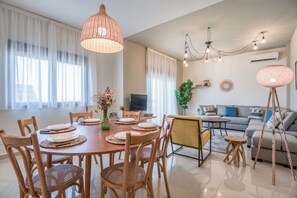Apartamento, 3 habitaciones, cocina, vistas a la ciudad | Servicio de comidas en la habitación