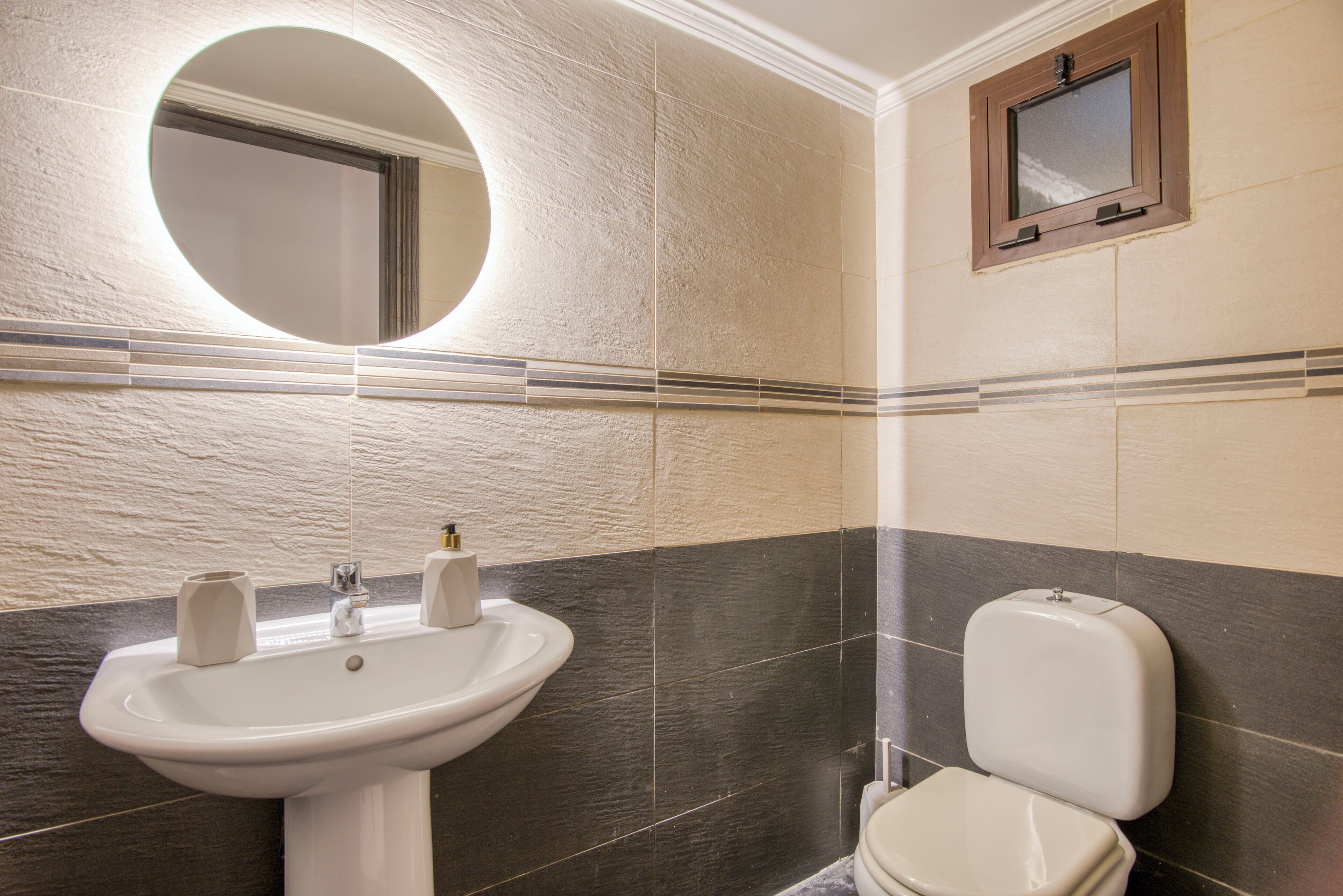 Apartment, 3 Bedrooms, Kitchen, City View | Bathroom | Combined shower/tub, free toiletries, hair dryer, towels