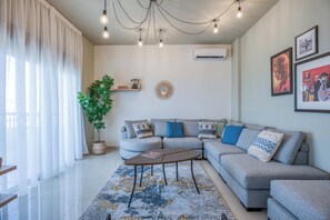 Appartement, 3 slaapkamers, keuken, uitzicht op de stad | Woonkamer | Een 43-inch smart-tv met kabelzenders en streamingdiensten