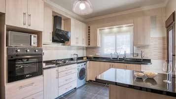 Căn hộ, 3 phòng ngủ, bếp, quang cảnh thành phố | Bếp riêng | Tủ lạnh, lò vi sóng, lò nướng, bếp nấu