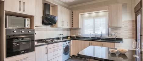 Apartment, 3 Bedrooms, Kitchen, City View | Private kitchen | Full-sized fridge, microwave, oven, stovetop