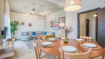 Appartamento, 3 camere da letto, cucina, vista città | Pasti in camera