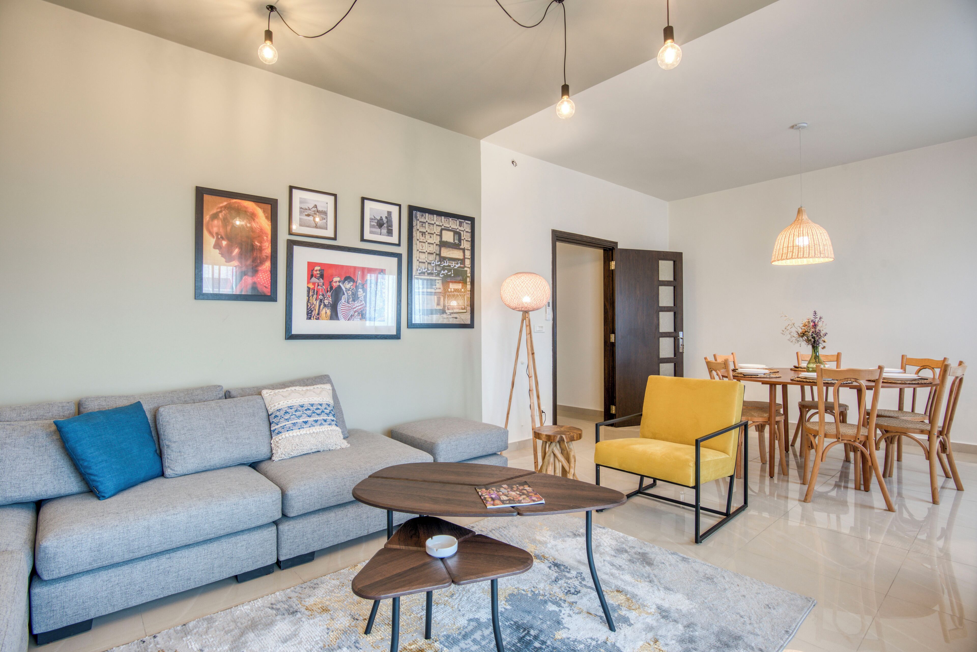 Departamento, 3 habitaciones, cocina, vista a la ciudad | Sala de estar | Smart TV de 43 pulgadas con canales por cable y servicios de streaming 