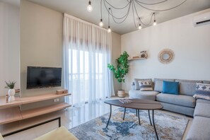 Apartamento, 3 habitaciones, cocina, vistas a la ciudad | Sala de estar | Smart TV de 43 pulgadas con canales por cable, servicios de streaming