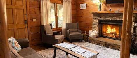 Televisio, takka, pöytäjalkapallopöytä, työhuone