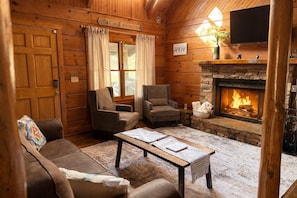 TV, fireplace, table football, offices - Your Southern Getaway, Sleeps 10・Games, Fire pit (Sevierville)
