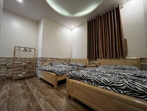 5 bedrooms, iron/ironing board, WiFi, bed sheets
