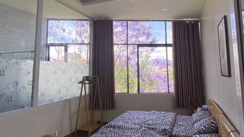 5 bedrooms, iron/ironing board, WiFi, bed sheets