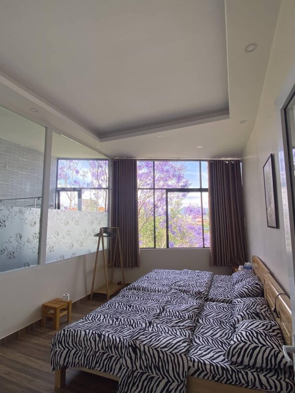 5 bedrooms, iron/ironing board, WiFi, bed sheets