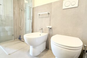 Ducha, bidé y toallas