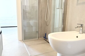 Een douche, een bidet, handdoeken
