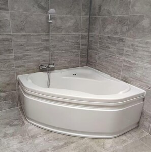 Douche, sĂšche-cheveux, serviettes fournies, papier toilette