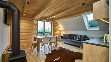 Comfort Apartment, 2 Bedrooms, Mountain View | Iron/ironing board, free WiFi