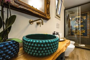 Haartrockner, Bidet, Handtücher, Seife