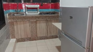 Réfrigérateur, micro-ondes, plaque de cuisson, bouilloire électrique