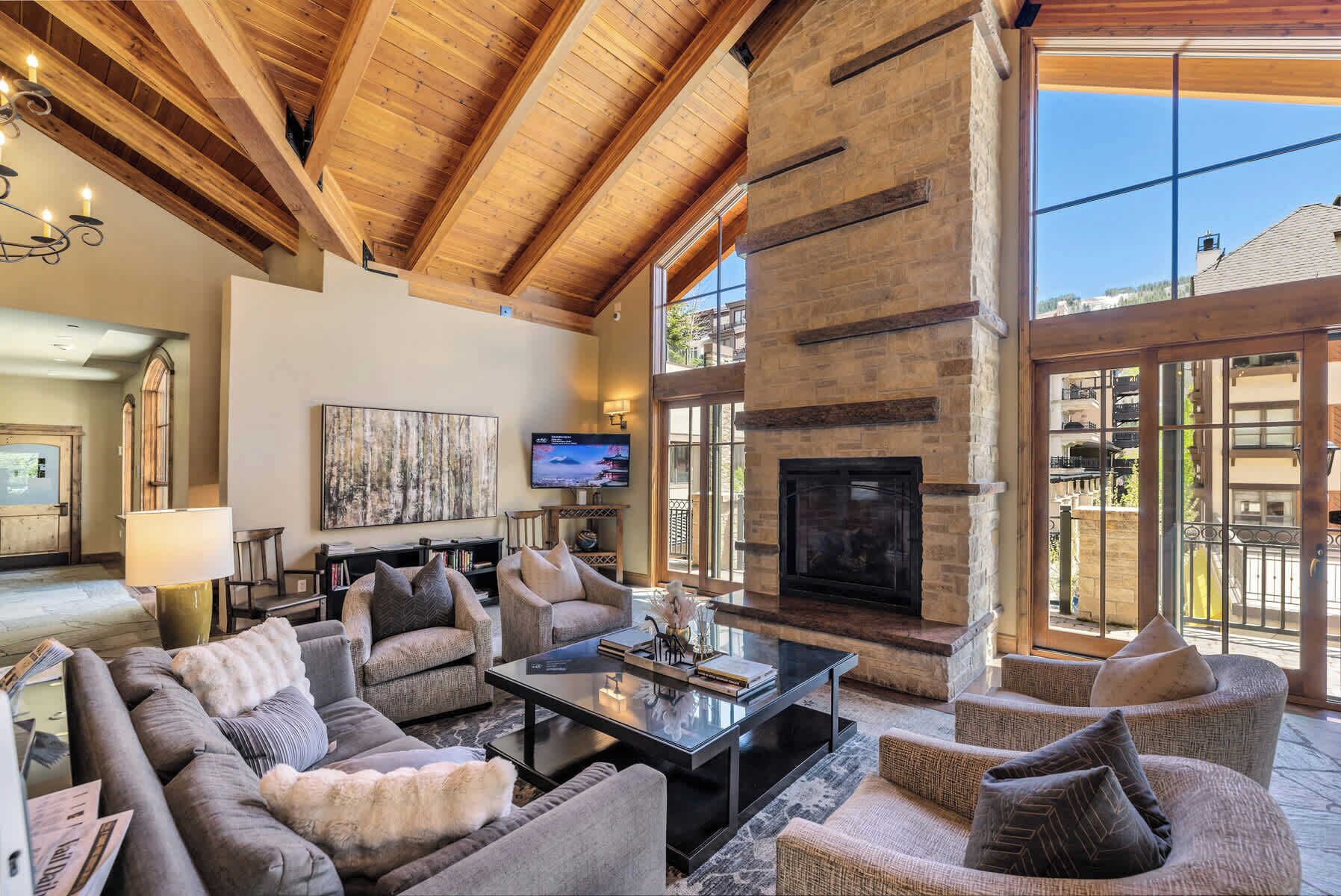 Condo, varias camas, balcón, vista a la montaña (Landmark Vail) | Área de sala de estar | Televisión de pantalla plana de 42 pulgadas con canales digitales 