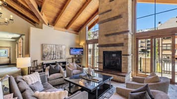 Kondominium, Beberapa Tempat Tidur, balkon, pemandangan gunung (Landmark Vail) | Area keluarga | Televisi layar datar 42-inci dengan saluran TV digital