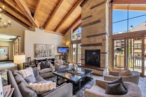 Condo, várias camas, sacada, vista para a montanha (Landmark Vail) | Área de estar | TV de tela plana 42 polegadas com canais digitais