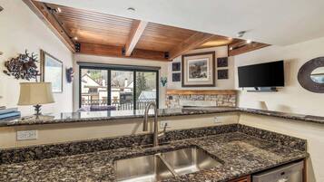 Condo, Multiple Beds, Balcony, Mountain View (Landmark Vail) | Interior