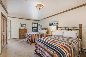 公寓式客房, 多张床, 阳台, 山景 (Landmark Vail) | 3 多间卧室、免费 WiFi