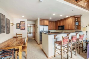 公寓式客房, 多张床, 阳台, 山景 (Landmark Vail) | 用餐