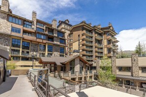 Exterior - Landmark Vail - Charming Condo for 8 with Resort-style Amenities (Vail)