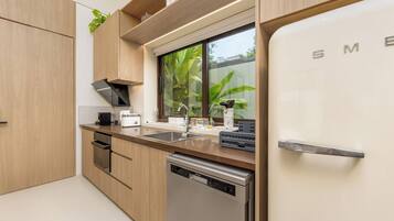 Villa, 2 Bedrooms, Lanai, Pool View | Private kitchen