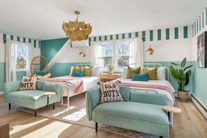 5 chambres, bureau, fer et planche à repasser, lit de bébé portatif