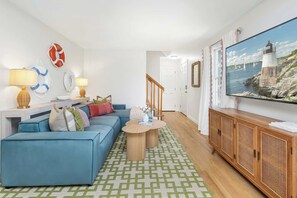 Téléviseur, table de baby-foot, bureau